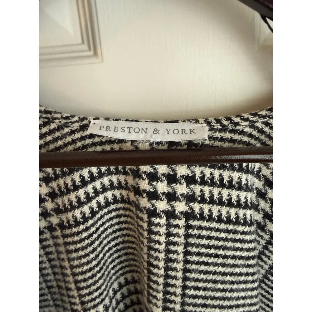 Preston & York Black/White Houndstooth Sleeved Wrap (O/S)